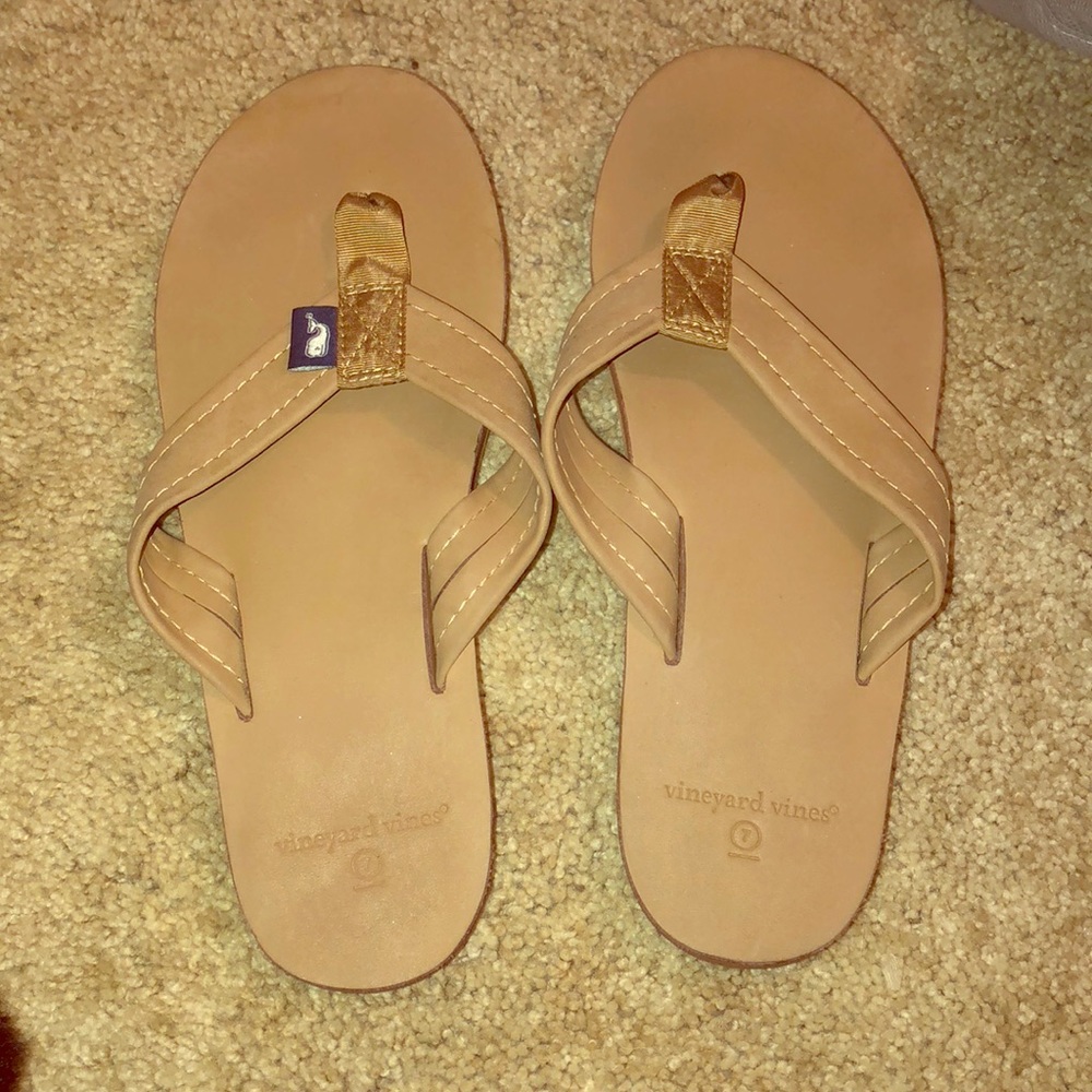 Women’s Vineyard Vines tan flip flops. Size 7!